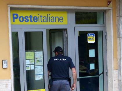 Perseguita e minaccia l'impiegata postale con l'acido, arrestato un pensionato