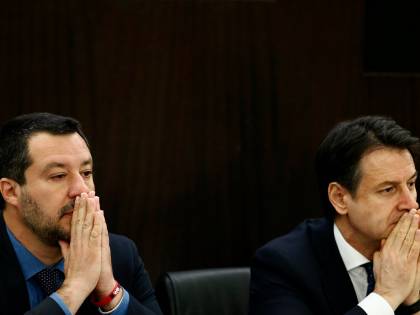"Non firmiamo un c...". Il messaggio di Salvini inchioda Conte