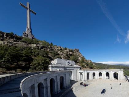 Via dal Mausoleo degli eroi: Franco riesumato e sloggiato