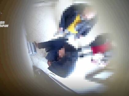 Pausa caffé infinita mentre erano al lavoro: arrestati 5 dipendenti comunali