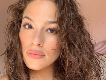 Ashley Graham non rinuncia alla lingerie sexy in gravidanza