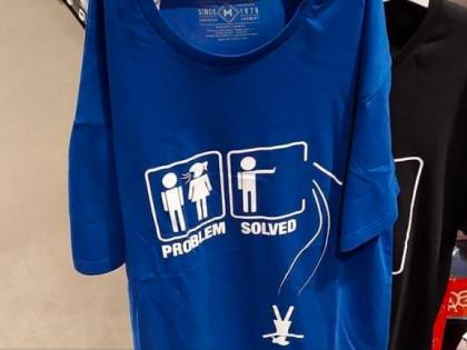 Violenza sulle donne, Carrefour espone maglietta choc che incita al femminicidio: il Pd chiede di ritirarla