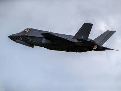 Caccia italiani si alzano in volo: intercettati aerei dalla Russia