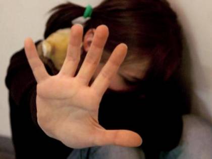 Rimini, finge di ordinare una pizza e chiede aiuto al 112: "Mio marito mi picchia"