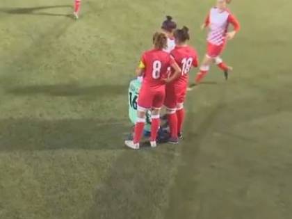 Calcio femminile, Giordania: giocatrice perde l'hijab e le avversarie l'aiutano a rimetterlo