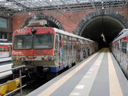 Lanciano per scherzo una pedana di legno contro il treno in corsa: sfiorata la tragedia