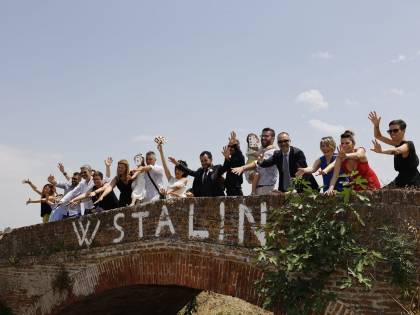 La scritta "W Stalin" nella foto di matrimonio di un assessore: scoppia la polemica