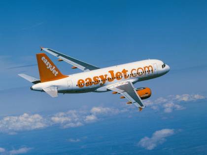 Si sente male e muore durante un volo Easyjet, tornava dalla vacanza di Capodanno