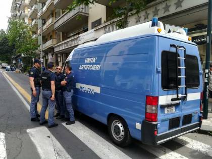 Artificieri fanno brillare una bomba in piazza: due feriti per le schegge