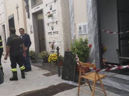 Cede il pavimento nel cimitero: madre e figlia cadono nell'ossario