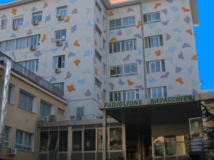 Sfonda la porta del pronto soccorso del Santobono perché il figlio neonato non viene visitato