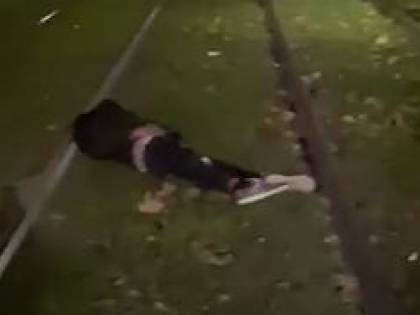 Ragazzo si addormenta sui binari dopo una notte di bagordi
