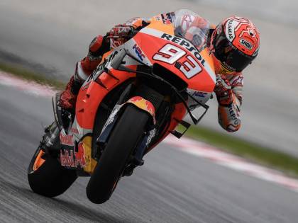 Marquez, piccole lesioni alla rotula dopo la caduta: domani sarà al via