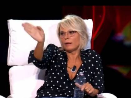 Tu si que vales, il concorrente: "Mi serve certificazione che tu sia vergine". La De Filippi s'infuria e lascia lo studio