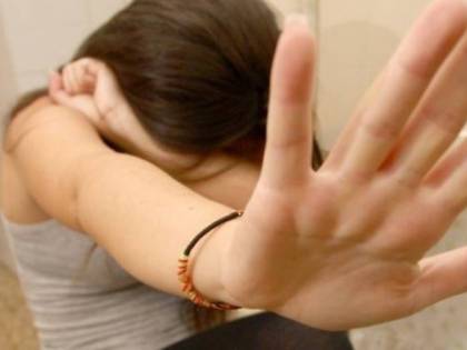 Pordenone, nonno violenta per anni le due nipoti minorenni: arrestato