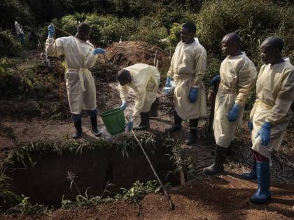 Tra i cadaveri che infettano: così ebola continua a uccidere