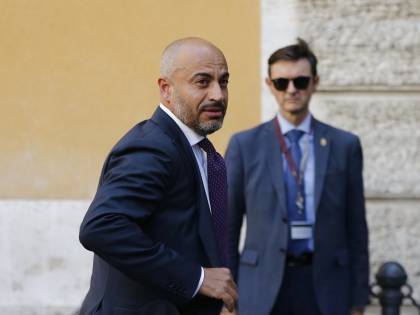 Paragone contro Conte: "Non onori l'Italia in Europa, togli il Tricolore dalla mascherina"