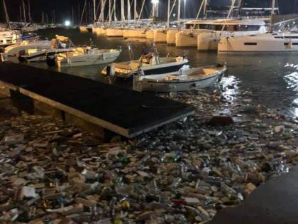 Salerno, una mareggiata trasforma il porto in un tappeto di plastica