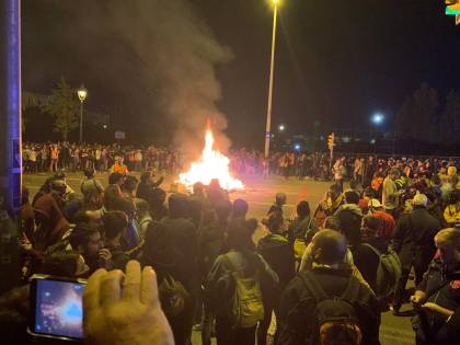 Separatisti catalani bruciano in strada le foto del re Felipe VI