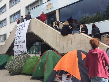 Idonei, ma senza un posto-letto: gli studenti montano le tende all'università