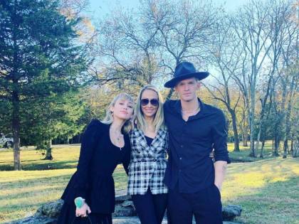 Miliey Cyrus con Cody Simpson al matrimonio del fratello Braison