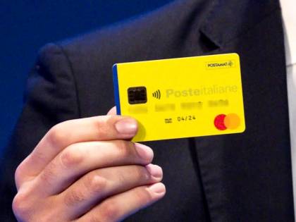 Guadagna 120mila euro ma finge di essere separata per avere il reddito minimo