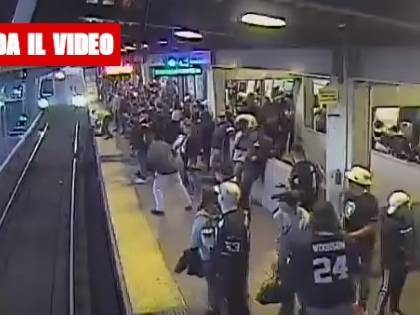 Cade sui binari mentre arriva il treno: salvato per miracolo