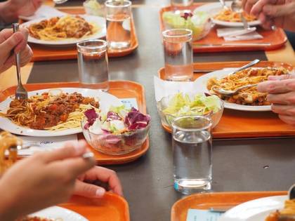 Vermi nella zuppa dei bambini alla mensa scolastica