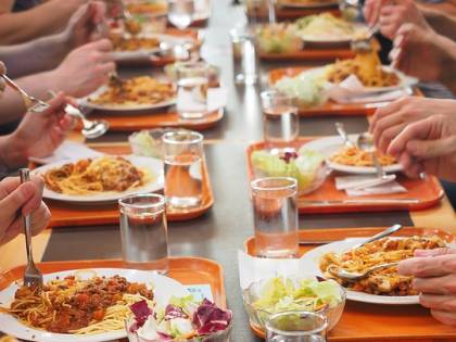 "Non hai posate, niente pranzo". Maestra vieta pasto ad alunno