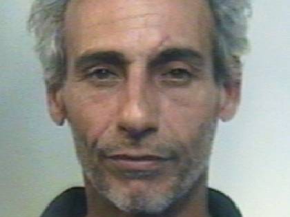 Minaccia i carabinieri con una bottiglia di vetro e morde un militare