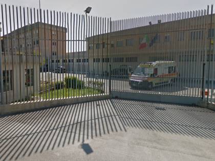 Ancona, non vuole l'espulsione: magrebino si cuce occhi e bocca