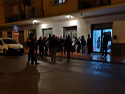 Treviglio, gli antifascisti bloccano l'accesso alla sede di Fdi