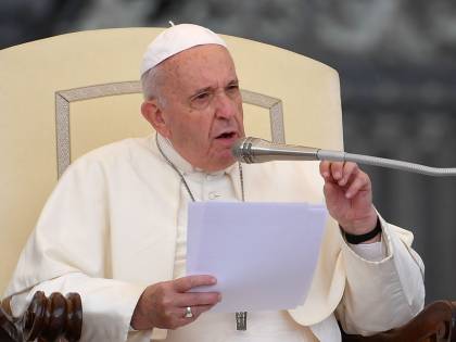 "Niente carne di maiale e vino". Così la Chiesa si piega a Islam