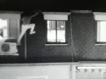 Esce dalla finestra e tenta la fuga dal tetto: catturato pericoloso latitante