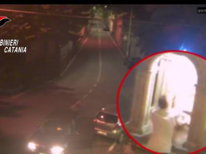 Bastonate alla statua del Cristo: lo sfregio del vandalo in un video