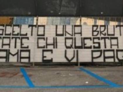 Napoli, i tifosi attaccano i calciatori: "Avete scelto la strada sbagliata"