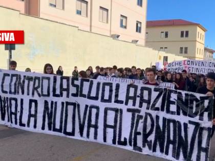Studenti in piazza contro il governo: "Tornate a casa"