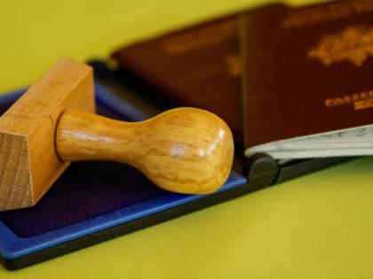 Presenta passaporto falso per il permesso soggiorno, arrestato un senegalese