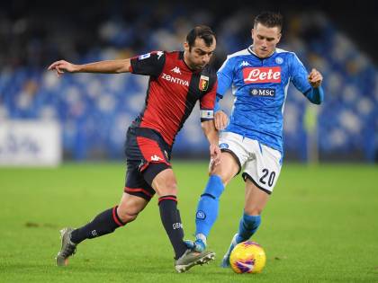 Napoli, danneggiata l'auto della moglie di Zielinski. La moglie di Allan via dai social