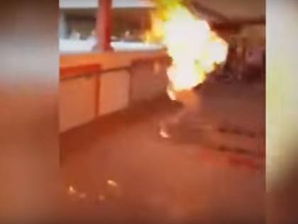 Hong Kong, bruciato vivo un sostenitore di Pechino