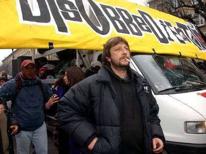 "C'è un legame fra ong e clandestini". E Casarini lo trascina in tribunale