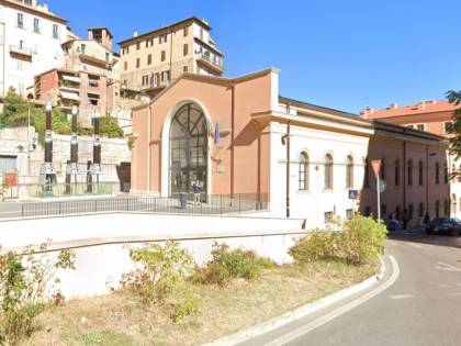 Perugia, romeni multati aggrediscono agenti: "Razzisti, vi ammazzo"