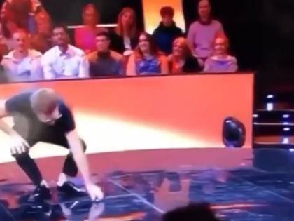 "Aspettate, ho perso la caramella". Ma il web non crede a Enrico Papi