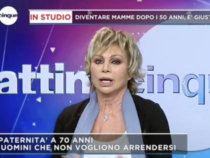 Carmen Russo: "Mamma a 53 anni? Lo rifarei, ma meglio da giovani"