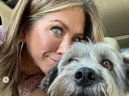Jennifer Aniston, gambe mozzafiato a spasso con il cane