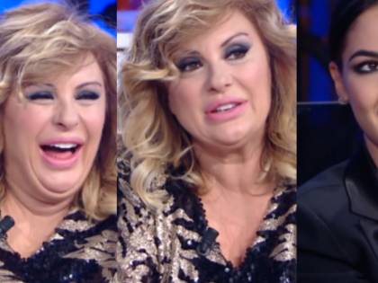 Maurizio Costanzo Show, Tina Cipollari annuncia il suo libro: "Le corna le ho anche messe"