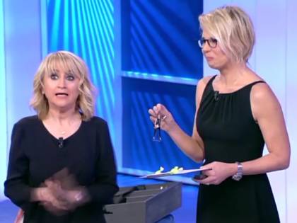 Luciana Littizzetto dalla Carrà: "Sono mamma anche grazie a Maria De Filippi"