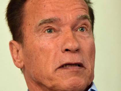 Arnold Schwarzenegger chiede di stare a casa mentre nutre asini
