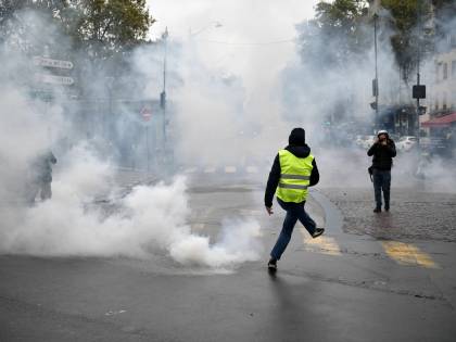 Il ritorno dei gilet gialli: scontri e cariche a Parigi. Fermate 220 persone