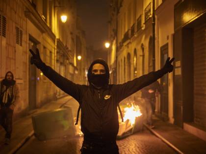 Botte, assalti e danni: ancora i soliti gilet gialli. Ma Macron è più forte